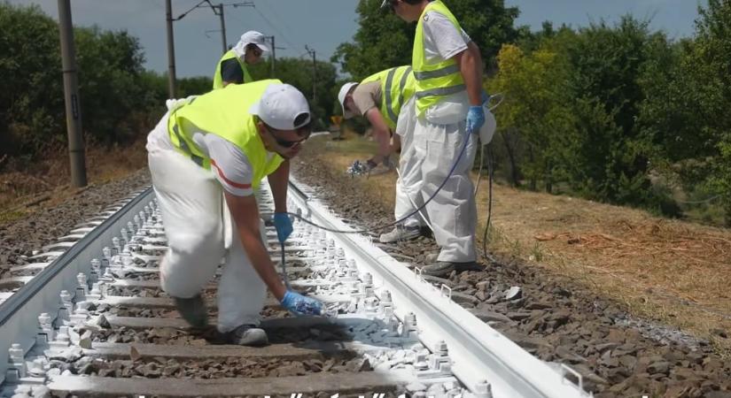 Fehérre festi a síneket a MÁV, hogy ne görbüljenek el a kánikulában