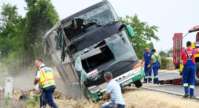 Oldalára borult egy ukrán turistabusz Kunszentmártonban
