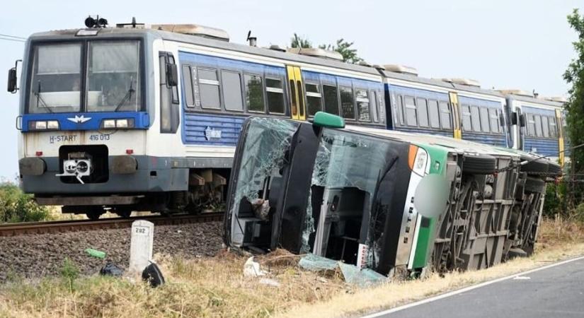 Tucatnyi mentő érkezett a felborult buszhoz, fotókon mutatjuk a mentés pillanatait