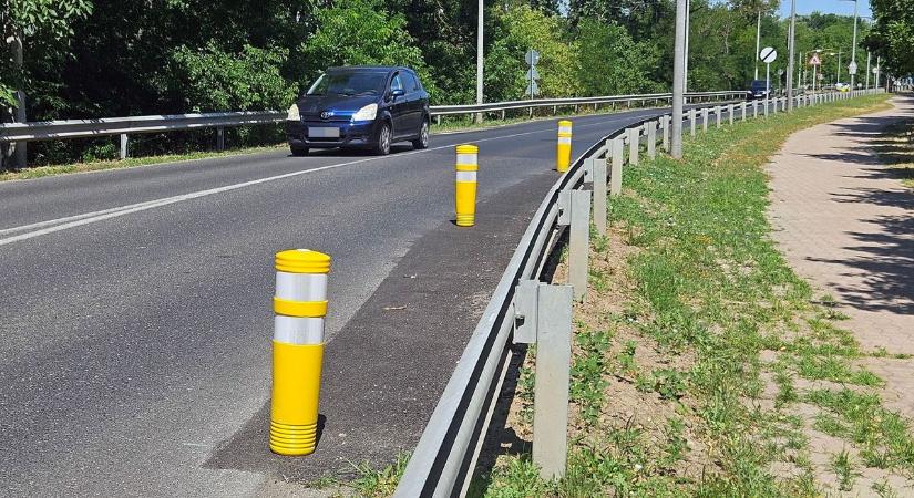 Rejtélyes bóják bukkantak fel a forgalmas győri úton