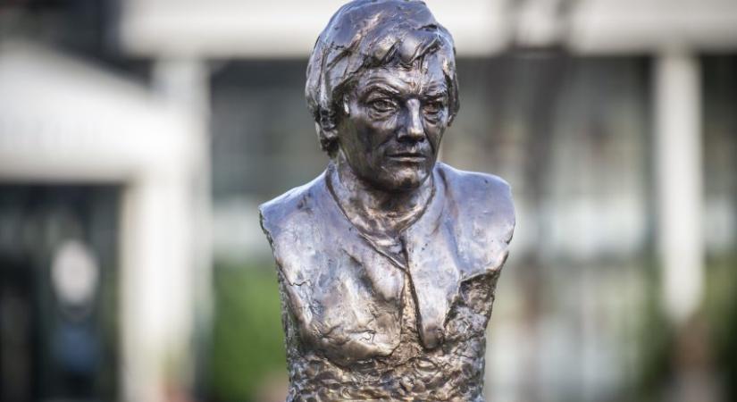 Felavatták Nagy László költő szobrát a Hungarikum Ligetben