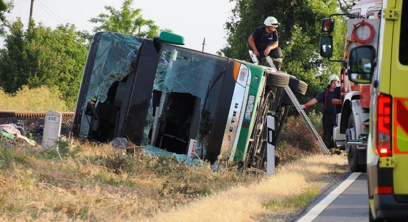 Felborult egy ukrán rendszámú busz Magyarországon, 17 gyerek megsérült