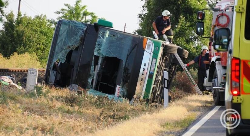 A buszbalesethez tizenhárom mentőautó érkezett ki, életveszélyes sérültek is vannak