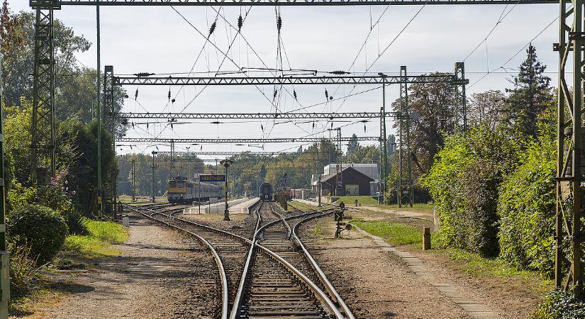 Itt a megoldás! Fehér festékkel hűtené a síneket a MÁV