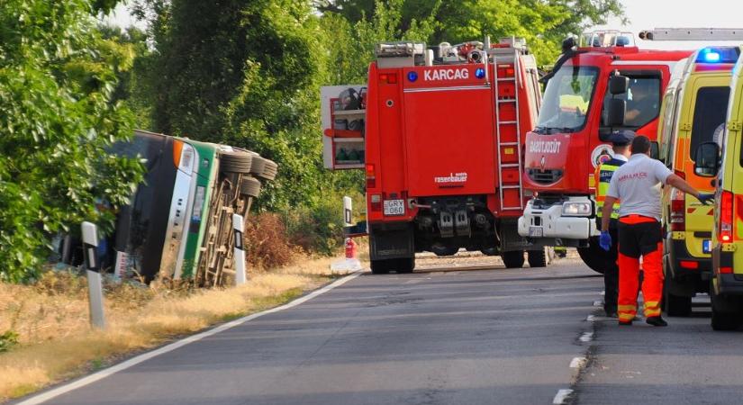 Sokan megsérültek a 442-es úton hajnalban történt buszbalesetben – életveszélyes állapotban egy 17 éves lány