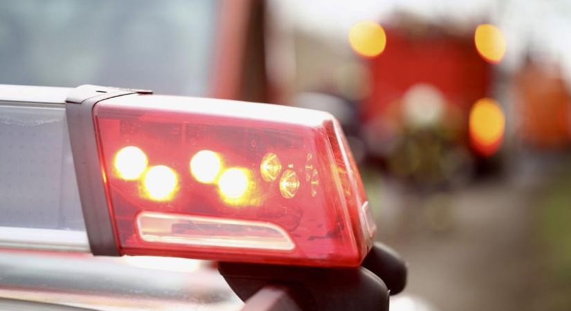 Összeütközött két autó a 84-esen, forgalmi akadályt okoztak