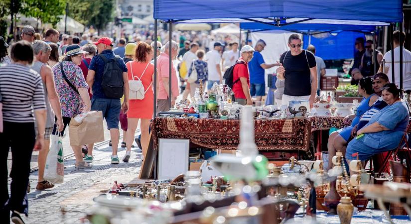 A napba nézni és zongorázni is lehetett a július Miskolci Régiségvásáron - képek, videó