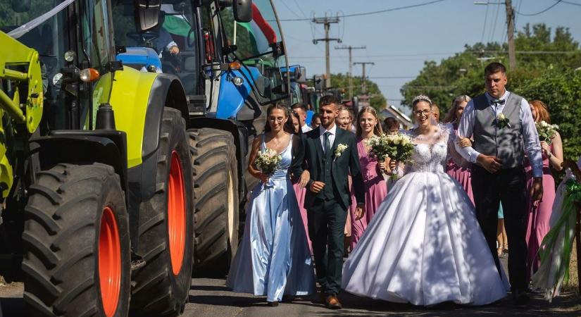 Világraszóló nászmenet Balmazújvároson! Traktorokkal vonultak végig a városon – fotóval, videóval!