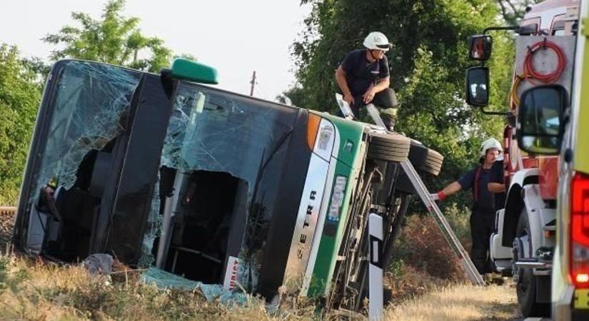 Életveszélyes sérültje is van a vasárnap történt buszbalesetnek