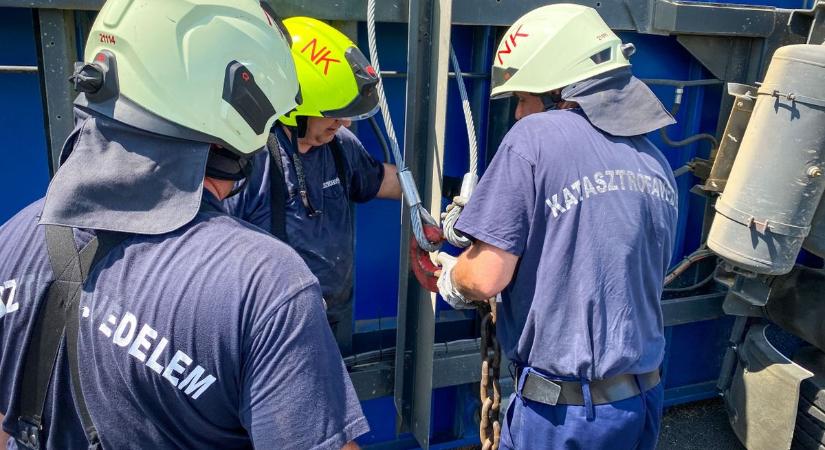 Pótkocsi vágódott az árokba Liszónál, a búza megtöltötte az árkot, de az aszfaltra is jutott (galéria, videó)