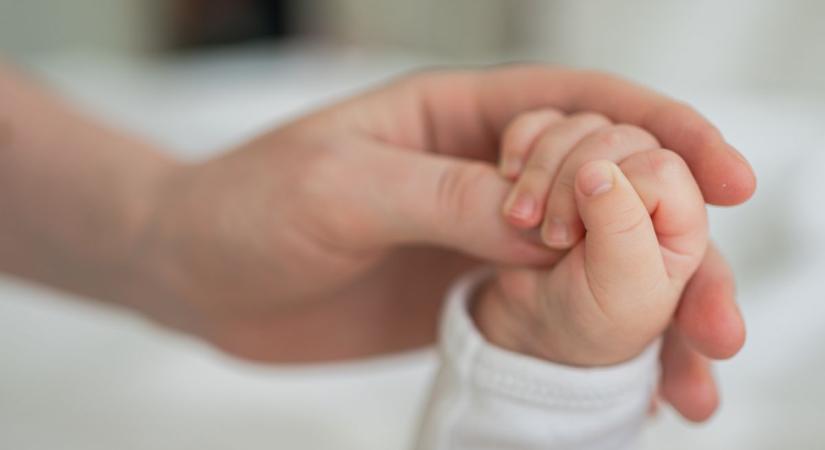 Már késő volt elindulni a kórházba – mentősök segítették világra a kis Dominikot