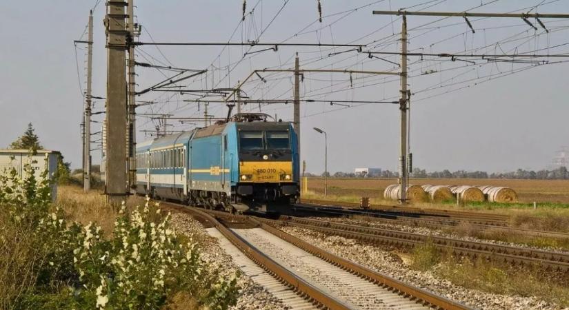 A MÁV bevetette az olasz trükköt: naptejet kapnak a vasúti sínek