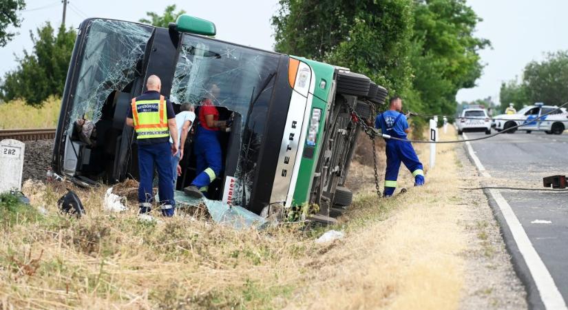 Ukrán gyerekek utaztak a Kunszentmártonnál árokba borul buszon