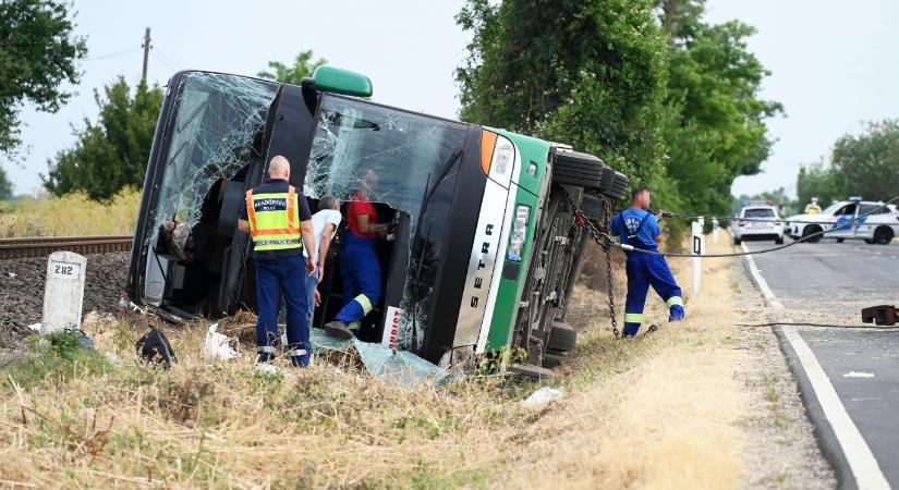 Közel húszan kerültek kórházba a hajnali buszbaleset miatt