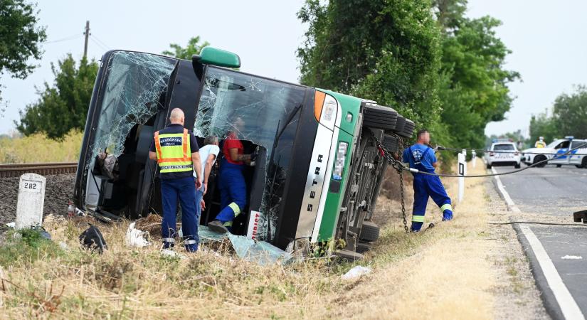 Ukrán gyerekek utaztak az árokba borult buszon