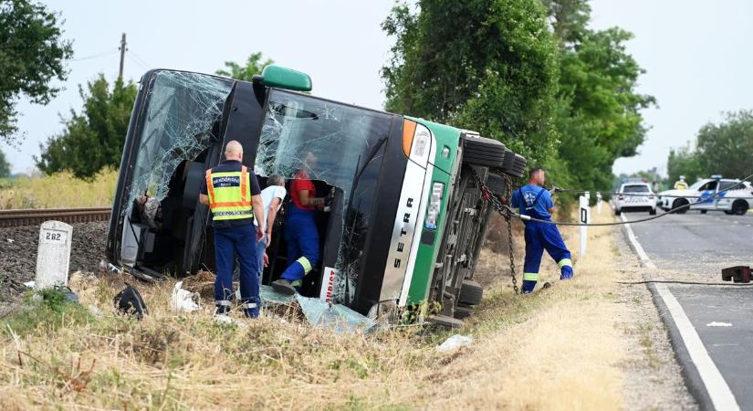 Súlyos, életveszélyes sérültek a hajnali buszbalesetben