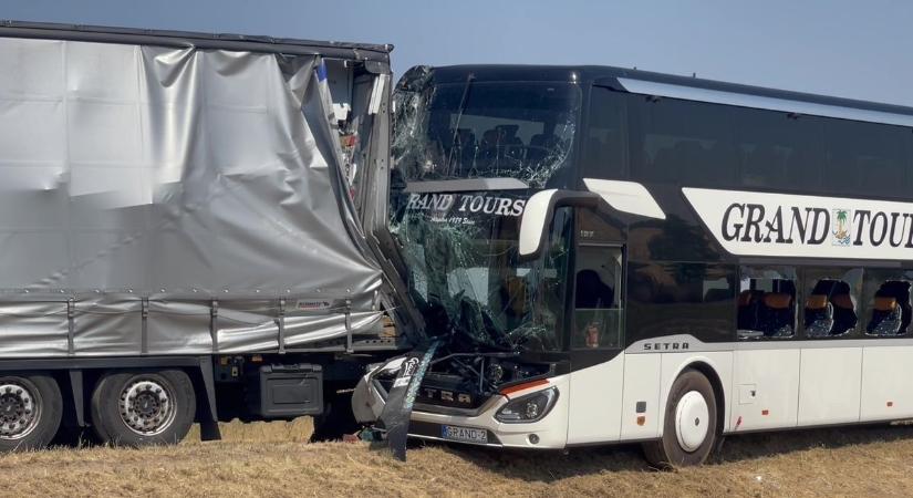 Kaposvári végzős diákok utaztak azon a buszon, amely balesetet szenvedett Szerbiában, többen kórházba kerültek