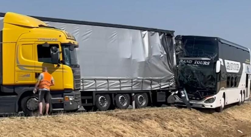 Magyra busz szenvedett balesetet Szabadkánál