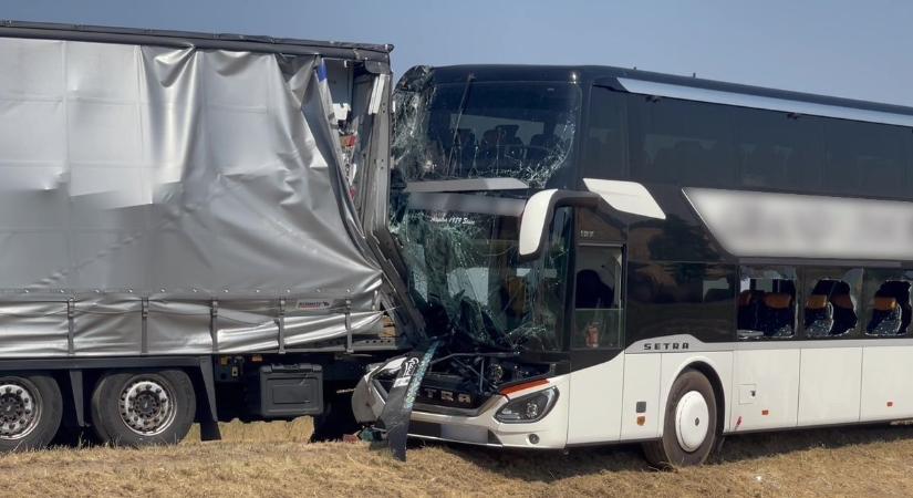 Debreceni székhelyű társaság busza balesetezett Szerbiában diákokkal a fedélzetén