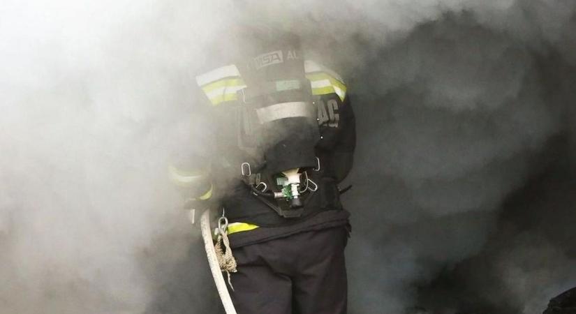 Szabadtéri tűz terjedt át egy melléképületre Pápadereskén