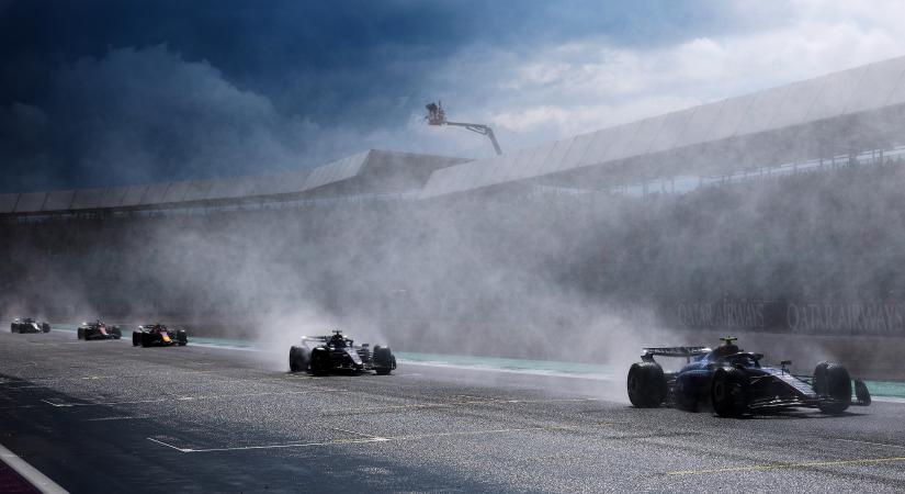 F1: Kaotikus esőfutam, mesés dobogó Silverstone-ban