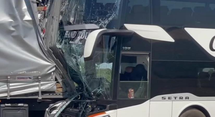 Még egy buszbaleset! Nyolc magyar diák sérült meg könnyebben a szabadkai buszbalesetben