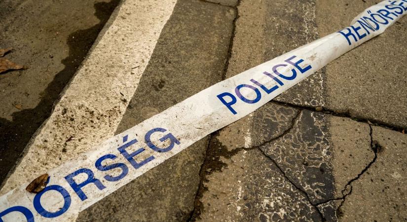 Rendőrök lepték el a makói Kálvária utcát, fehér kezeslábasban járnak egy házba