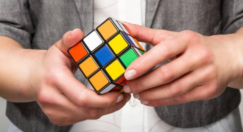 Ilyen gyorsan még sose rakták ki a Rubik-kockát: videón az elképesztő rekord