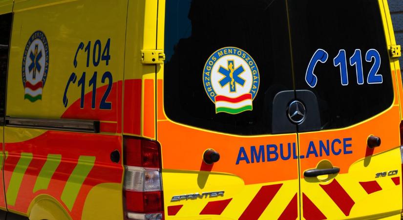 A mentőket, a tűzoltókat és a közútkezelőt is riasztották a forgalmas főútra