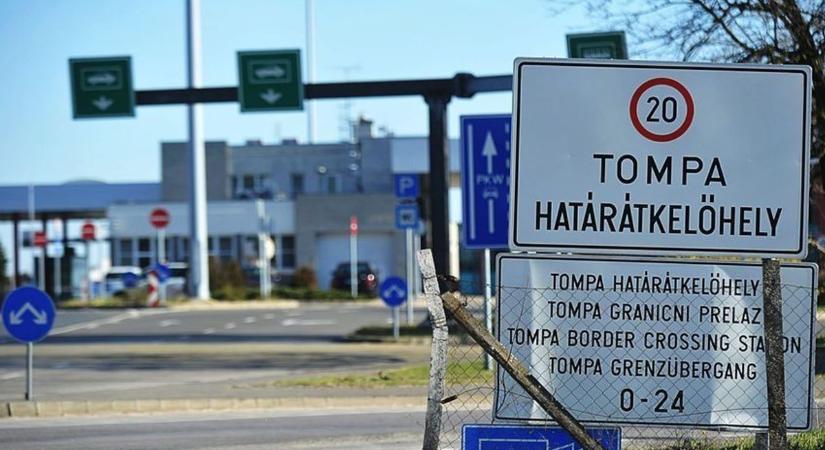 Magyar diákokat szállító busz szenvedett durva balesetet a tompai határátkelő közelében