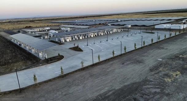 A Tesla teljesen önvezető töltőállomást épített elektromos járművek számára