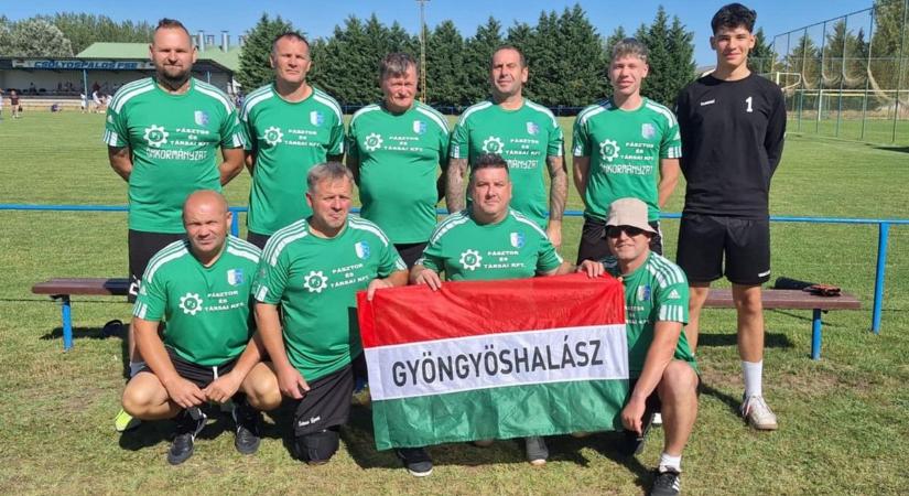 Gyöngyöshalász SE: az öregfiúk NB I.-es csapat mezét vitték a jótékonyság jegyében