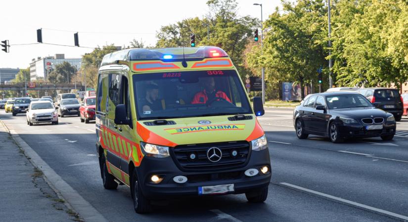Ütközött és felborult egy szirénázó mentőautó Budapesten