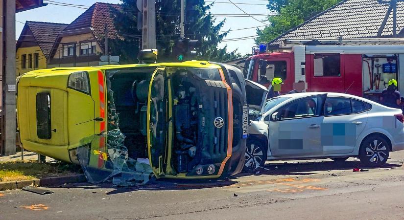 Megkülönböztető jelzést használó mentőautóba csapódott egy autó