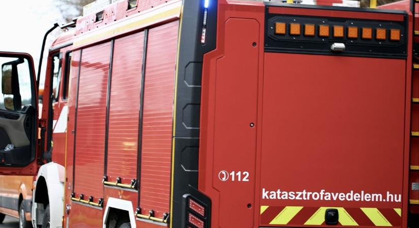 Árokba borult egy autó a 86-oson