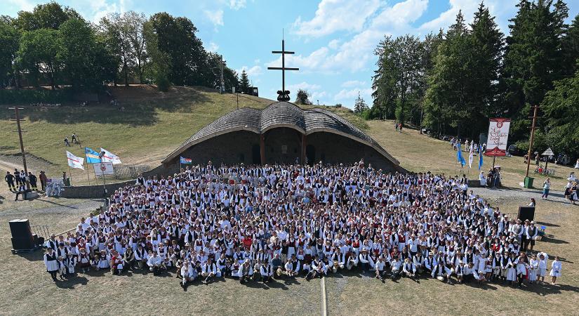 Ezer székely leány napja a csíksomlyói hegynyeregben