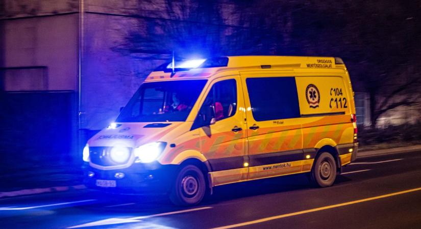 Ütközött, majd oldalára borult egy menőautó Budapesten