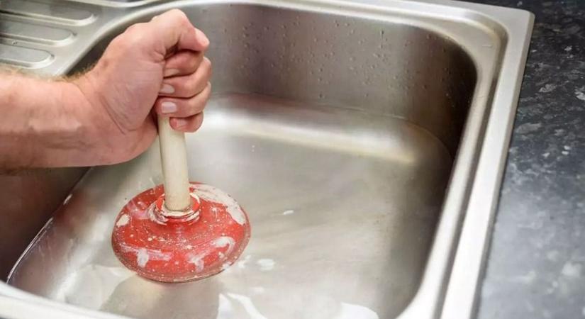 Eldugult a mosogatód? – így pucolhatod ki könnyen forró vízzel és néhány csodaszerrel