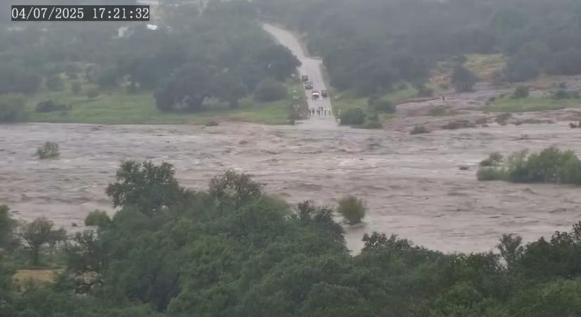 20 perc: ennyi kellett, hogy mindent elöntsön a villámárvíz Texasban – videó