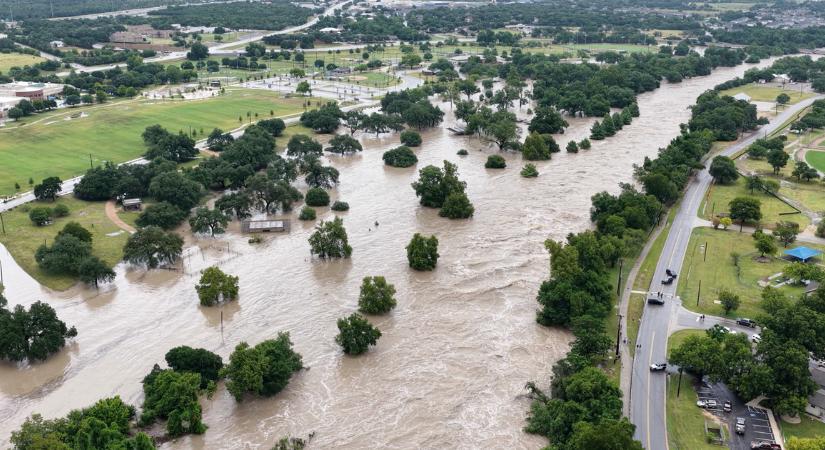 Családját próbálta menteni az árvíztől, majd meghalt egy édesapa Texasban