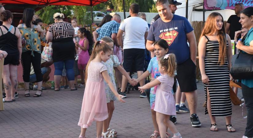 Éjszakai kézműves vásár, és zenés piac Kenderesen – galériával videóval