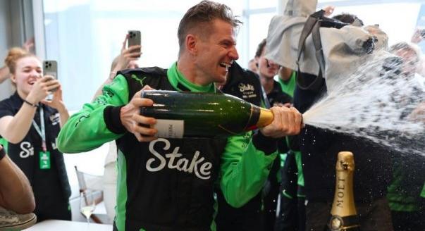 Tűzkeresztség és egy vitatott büntetés – vasárnapi F1-es hírek és sztorik