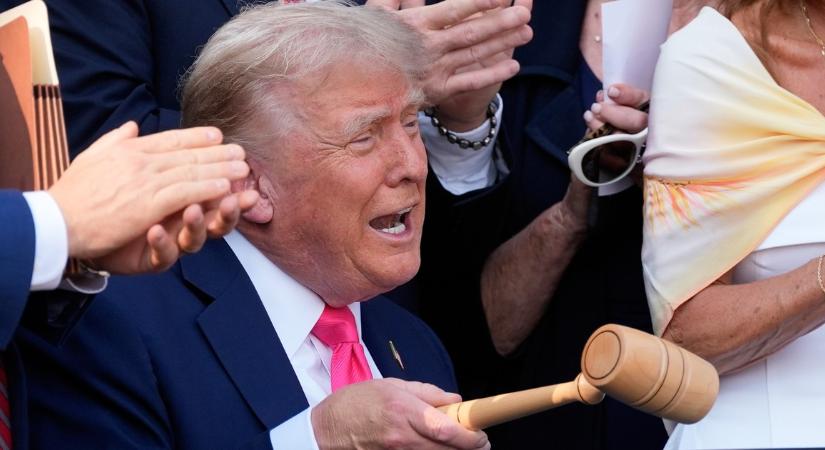 „Isten áldja a családokat!” – Trump katasztrófahelyzetet hirdetett a gyilkos villámárvíz miatt