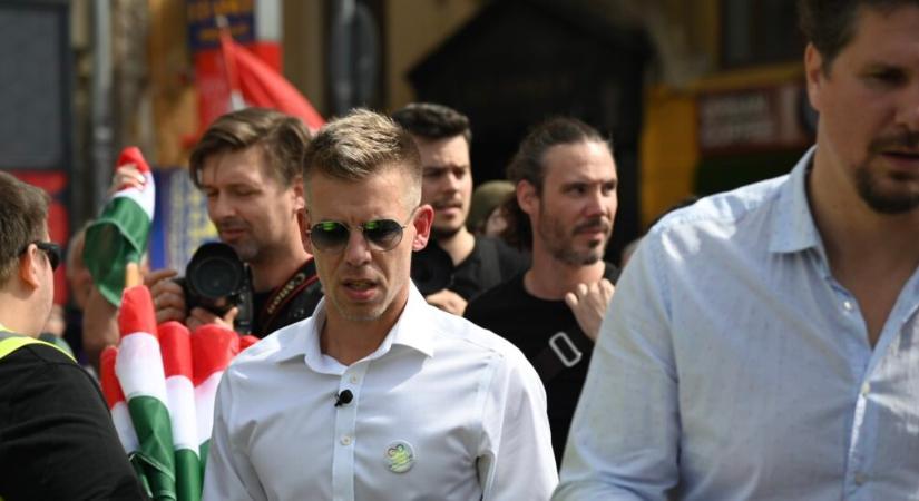 Magyar Péter szerint olyan cikk fog megjelenni, amely megpróbálja „összefideszezni” a Tiszát