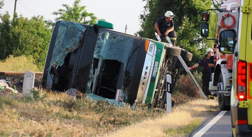 „Jól vizsgázik a település” – A polgármester beszámolt arról, hogyan segítettek a kunszentmártoniak a buszbaleset után