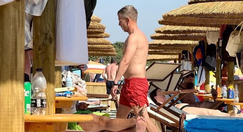 Még a strandon is csak a telefonját nyomkodta idegesen Magyar Péter