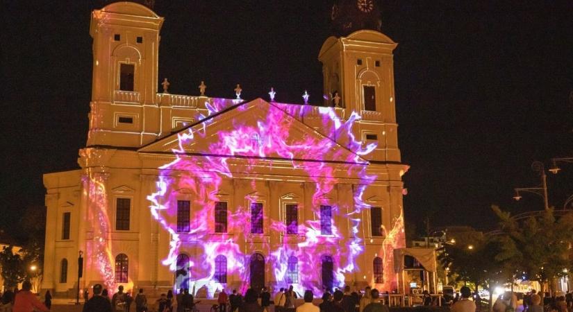 Videón a hétvégi debreceni fényfestés, csak úgy ragyogott a Nagytemplom!