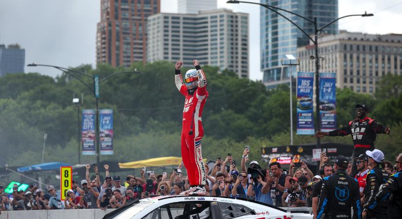 NASCAR: SVG mindent vitt Chicagóban és most már ő a Cup valaha volt legtöbb győzelemmel bíró, nemzetközi pilótája
