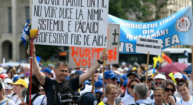 A parlament előtt tüntetnek hétfőn az oktatási és az egészségügyi szakszervezetek tagjai