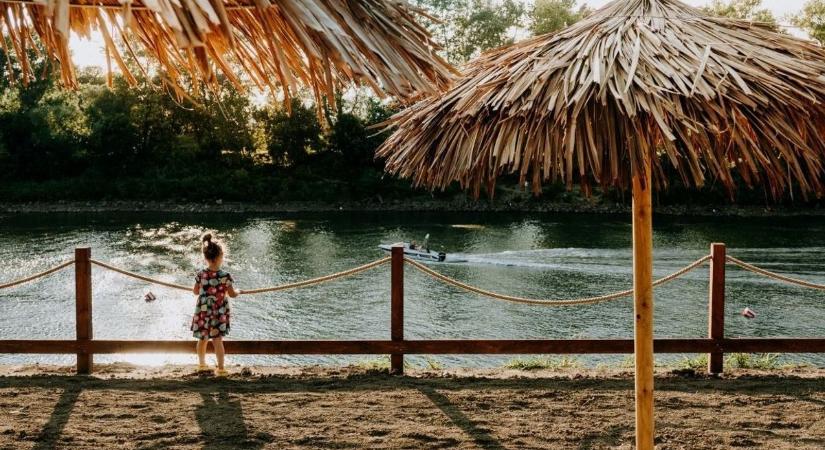 Gumipizza és málnaszörp – így lett egy nagypapa a tiszapüspöki strand sztárja
